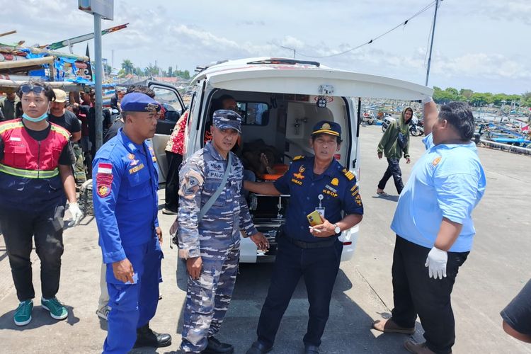 Evakuasi korban meninggal ledakan KM Anugerah Indah 18 di Samudera Hindia