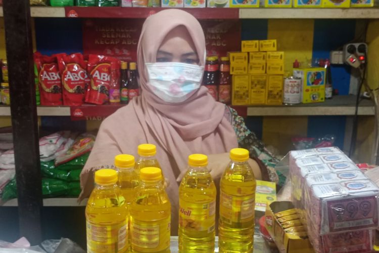 Salah satu pedagang minyak goreng, Afi Riskia di Pasar Besar Kota Malang pada Selasa (25/1/2022).   
