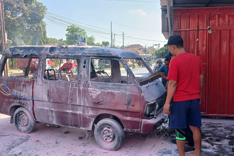 Suzuki Carry Terbakar Setelah Isi BBM di SPBU Pati, Pengemudi Sempat Menepi Hindari Ledakan