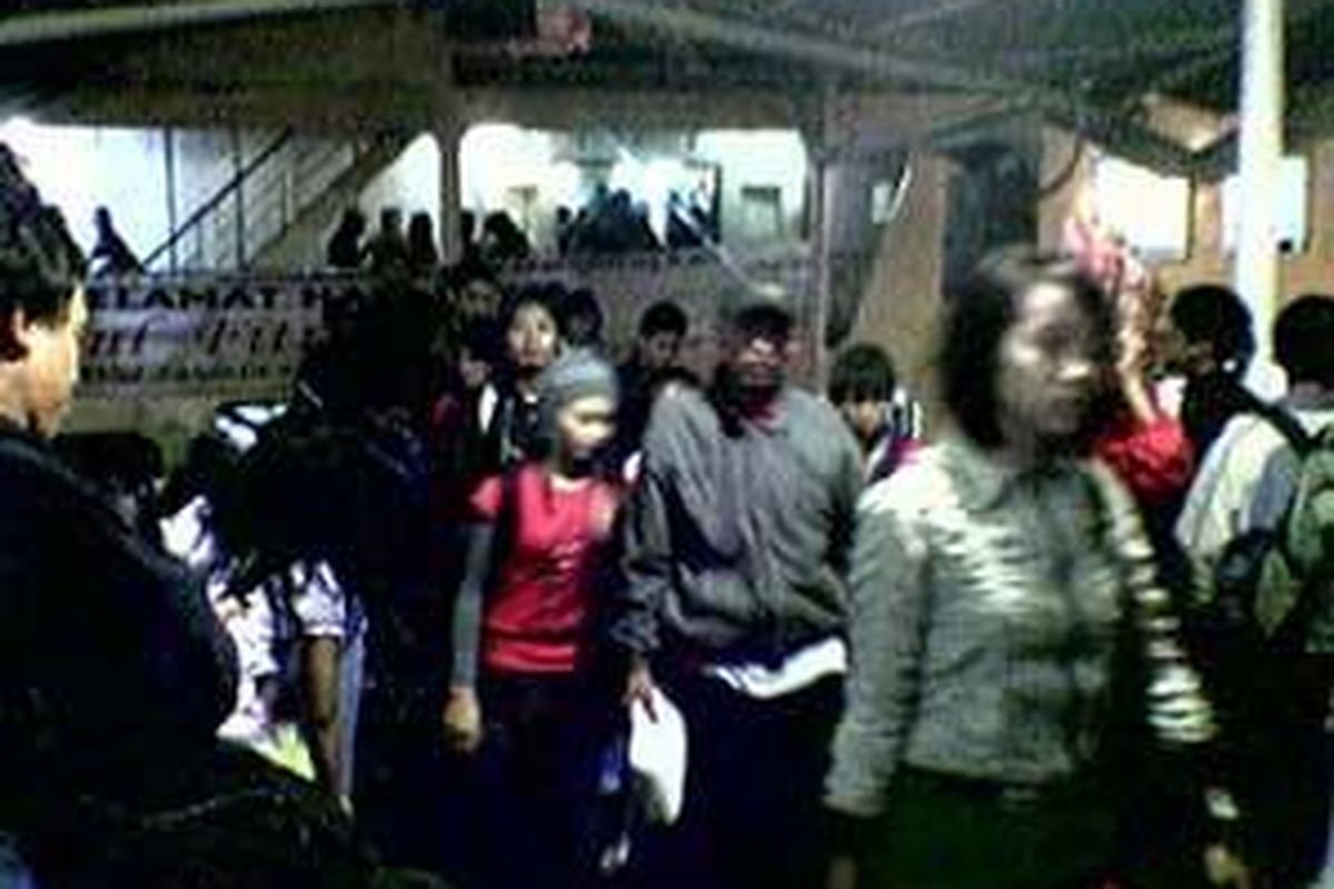 Para pemudik dari Pelabuhan Merak menuju Pelabuhan Bakauheni yang menaiki KMP Mitra Nusantara, Minggu (28/9) dini hari keluar dari kapal. Diperkirakan, puncak arus mudik terjadi pada H-3 ini.