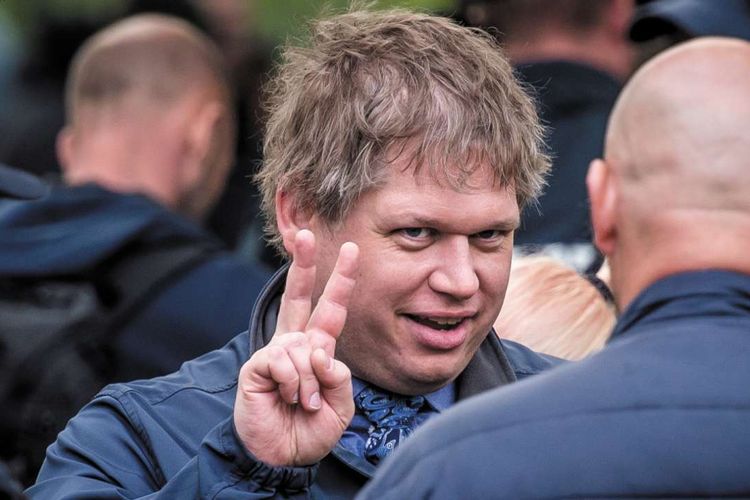 Rasmus Paludan adalah pemimpin partai Stram Kurs (Garis Keras), yang berencana melakukan pembakaran Al Quran sehingga memicu kerusuhan di Swedia sejak Kamis (14/4/2022) hingga Minggu (17/4/2022).