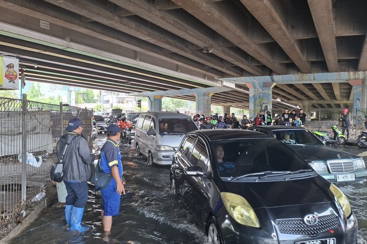 Lampu Merah Puri Kembangan Jakbar Banjir, Lalu Lintas Macet 1 Km 