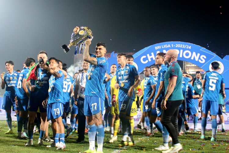 Pemain Ciro Alves selebrasi bersama Persib Bandung membawa piala juara Liga 1 2023-2024 usai mengalahkan Madura United di leg kedua final Championship Series Liga 1 2023-2024 yang berakhir dengan skor 3-1 di Stadion Gelora Bangkalan, Jumat (31/5/2024) malam.