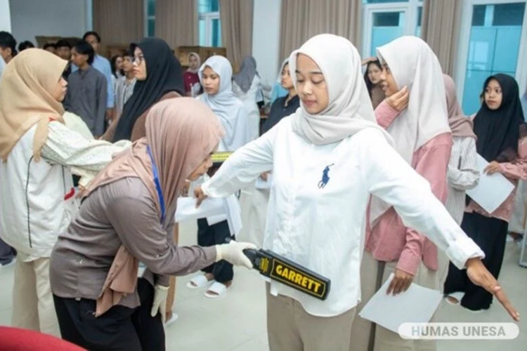 Unesa Perketat Pemeriksaan UTBK SNBT 2025, Peserta Wajib Copot Alas Kaki