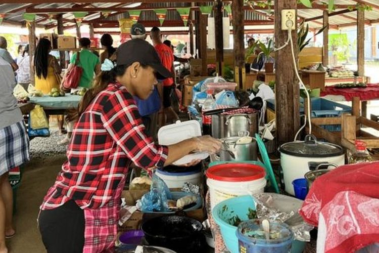 Kesan bahwa Pasar Saoenah adalah sepetak bumi Jawa di Suriname tak terelakkan.
