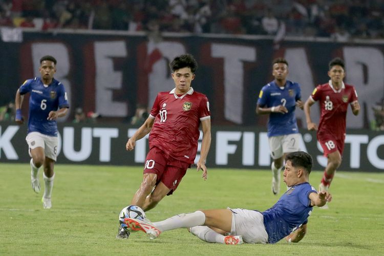 Pemain Timnas Indonesia U17 Ji Da Bin saat babak penyisihan Grup A Piala Dunia U17 2023 melawan Ekuador yang berakhir dengan skor 1-1 di Stadion Gelora Bung Tomo Surabaya, Jawa Timur, Jumat (10/11/2023) malam.
