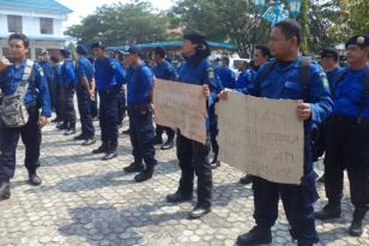 Foto Puluhan Petugas Damkar Poso Gelar Aksi Demo di Halaman Geding DPRD Poso