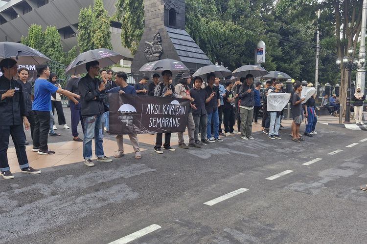 Peserta Aksi Kamisan Semarang berbaris di depan kantor Gubernur Jateng, Kamis (29/2/2024).