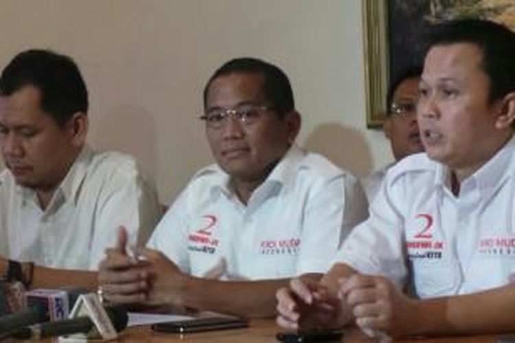 Inisiator poros muda Golkar: Indra J Piliang, Andi Lukman, dan Andi Sinulingga (kiri-kanan), memberikan pernyataan pers di Jakarta, Kamis (10/7/2014).