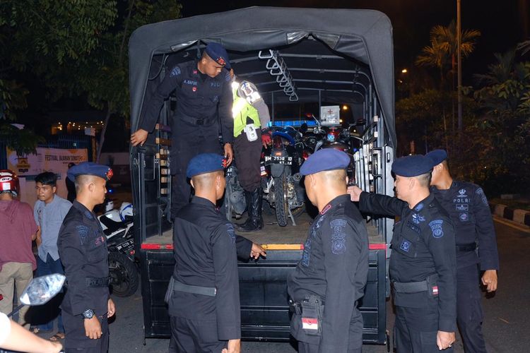 Petugas kepolisian mengamankan sejumlah sepeda motor pelaku balap liar saat melakukan razia di Pekanbaru, Riau, Jumat (10/5/2019) dini hari.  