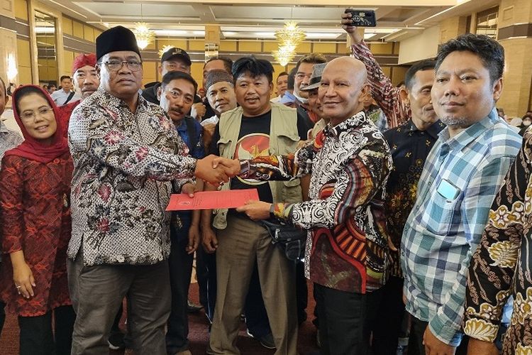 Pelaksana Tugas (Plt) Ketua Dewan Perwakilan Daerah (DPD) Partai Demokrat Indonesia (PDI) Perjuangan Jawa Timur (Jatim) Said Abdullah saat menerima perwakilan kepala desa (Kades) se-Jatim yang tergabung dalam Asosiasi Kades (AKD) Jatim dan Perkumpulan Aparatur Pemerintah Desa Seluruh Indonesia (Papdesi) Jatim di Hotel Wyndham Surabaya, Jumat (17/2/2023). 