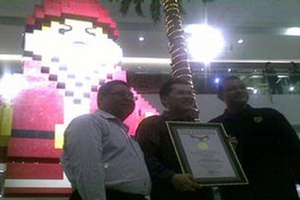 Santa Claus dari Lego setinggi 4,3 meter ini memecahkan rekor MURI sebagai The Biggest Lego Santa in Asia. Rekor ini dikukuhkan di Central Park, Kamis (9/12/2010).  