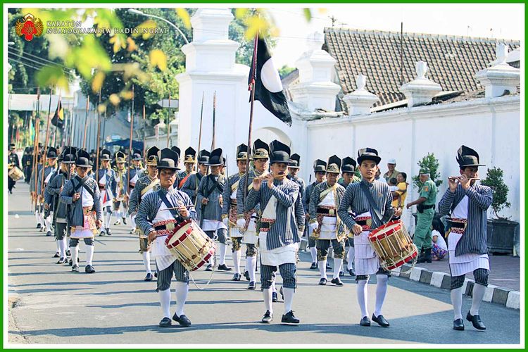 Bregada Prajurit Mantrijero dari Keraton Yogyakarta membawa senjata tombak.