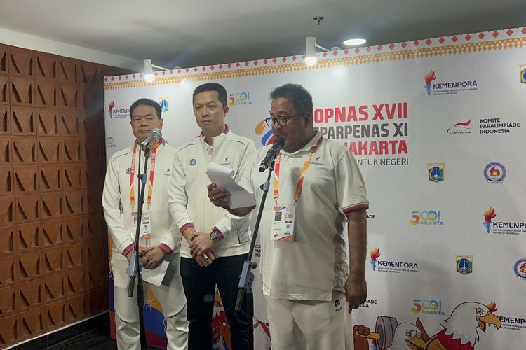Wakil Gubernur DKI Jakarta Rano Karno, Wakil Menteri Pemuda dan Olahraga (Wamenpora), Taufik Hidayat, Kepala Dinas Pemuda dan Olahraga (Dispora) DKI Jakarta, Andri Yansyah dalam acara pembukaan Pekan Olahraga Pelajar Nasional (POPNAS) XVII dan Pekan Paralimpik Pelajar Nasional (PEPARPNAS) XI 2025 di Velodrome, Jakarta Timur, Minggu (2/11/2025).