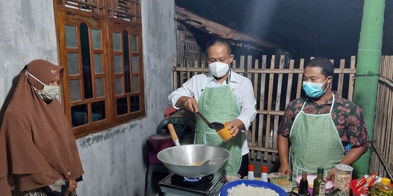 Sri Rohana seorang petugas kebersihan yang setiap hari bertugas menyapu kawasan alun-alun Kebumen tak pernah menyangka rumahnya yang terletak di Desa Murtirejo, RT 01 RW 05, Kecamatan Kebumen, bakal didatangi Bupati Kebumen Arif Sugiyanto pada Selasa (24/8/2021) malam.