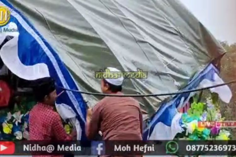 Tangkapan layar kiai tertimpa panggung saat berceramah di Pamekasan, Jawa Timur.