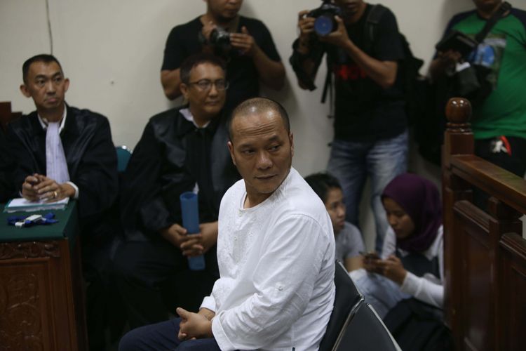 Penyanyi rap Iwa K saat menjalani sidang perdana di Pengadilan Negeri Tangerang, Banten, Rabu (6/9/2017). Iwa K ditangkap di Terminal 1A Bandara Soekarno-Hatta pada Sabtu 29 April lalu, Ia diduga membawa ganja dalam tiga linting rokok. 