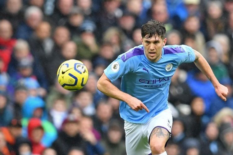 John Stones mencoba mengejar bola pada pertandingan Manchester City vs Aston Villa dalam lanjutan Liga Inggris di Stadion Etihad, 26 Oktober 2019. 