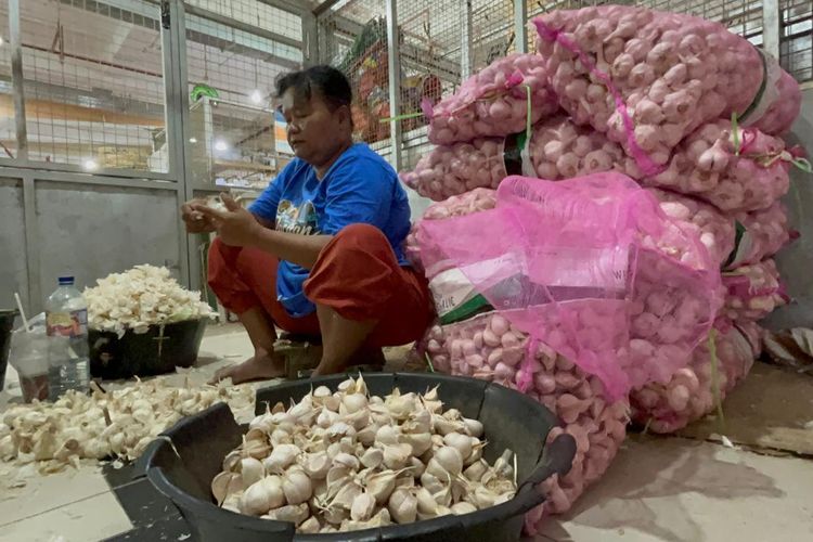Cerita Para Buruh Pengupas Bawang di Pasar Legi Solo: Upah Rp 600 Per Kg untuk Topang Kebutuhan Keluarga