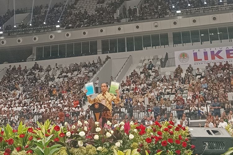 Presiden Joko Widodo saat memberikan sambutan pada Festival Lingkungan, Iklim, Kehutanan, Energi Baru Terbarukan (LIKE) di Indonesia Arena, Jakarta, Senin (18/9/2023).