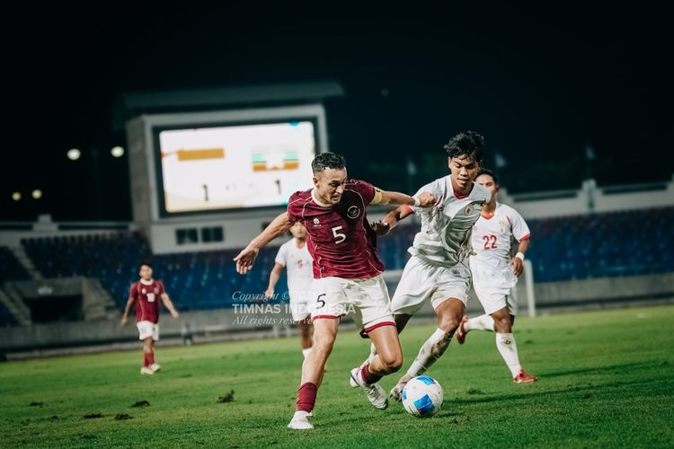 Aksi Ivar Jenner saat Timnas U22 Indonesia meraih kemenangan 3-1 atas Myanmar dalam laga pamungkas Grup C di 700th Anniversary Stadium, Chiang Mai, Jumat (12/12/2025). Sayang, hasil tersebut tak cukup untuk membuat Garuda Muda lolos dari fase grup SEA Games 2025.