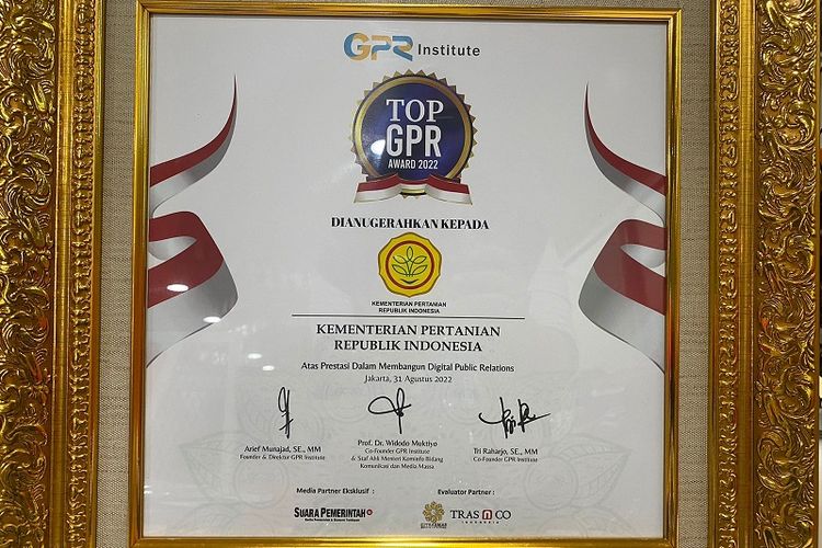 Kementerian Pertanian (Kementan) kembali menorehkan prestasi dan mendapatkan penghargaan Top Government Public Relations (GPR) Award 2022 dalam tiga aspek, yaitu digital awareness, digital media dan website, serta sosial media, di Jakarta, Rabu (31/8/2022). 
