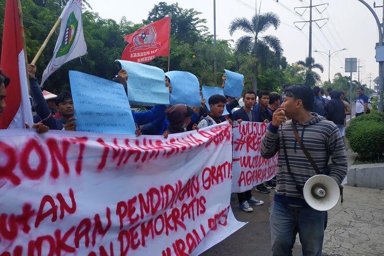 Front Mahasiswa Bekasi berunjuk rasa di depan gedung DPRD Kota Bekasi bertepatan dengan peringatan Hari Sumpah Pemuda, Senin (28/10/2019).