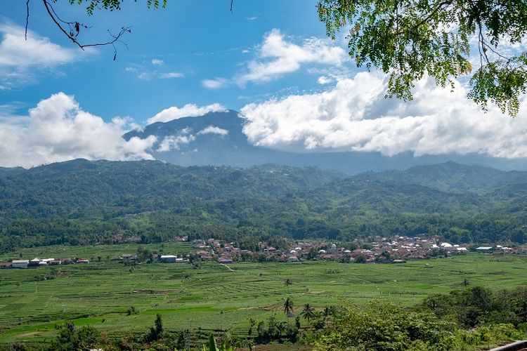 Pemandangan Gunung Ciremai yang terlihat dari Jalan Cikebo, Majalengka - Kuningan.