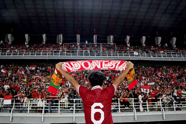 Pemain Timnas Indonesia Zanadin Fariz selebrasi ke penonton seusai pertandingan Kualifikasi Piala Asia U20 2023 melawan Vietnam yang berakhir dengan skor 3-2 di Stadion Gelora Bung Tomo Surabaya, Minggu (18/9/2022) malam.