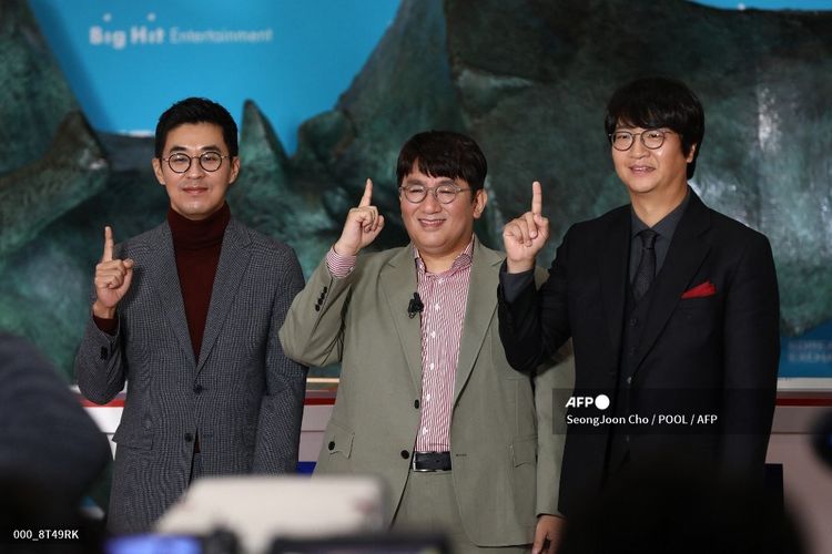 Para pemimpin HYBE (dari kiri) Park Ji Won, Bang Si Hyuk, dan Lenzo Yoo, menghadiri upacara peluncuran IPO di Korea Exchange di Seoul, Korea Selatan, pada 5 Oktober 2020. 