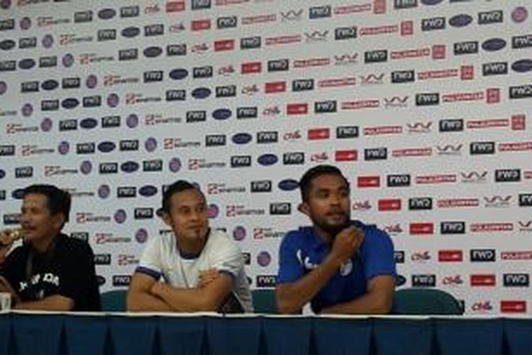 Djadjang Nurdjaman, Atep, Zulham Zamrun saat konferensi pers usai Piala Presiden 2015, Minggu (18/10/2015). 