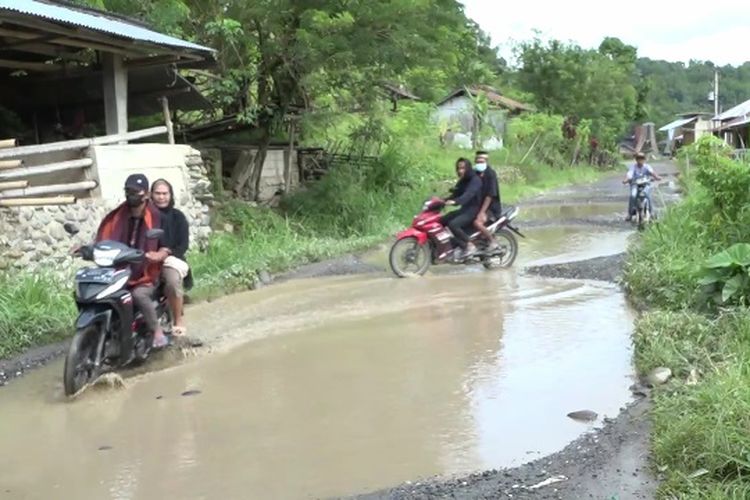 Jalan poros Tapparan – Kurra yang menghubungkan antara Kabupaten Tana Toraja dan Kabupaten Toraja Utara, Sulawesi Selatan, rusak parah, padahal jalan tersebut merupakan akses utama penunjang ekonomi warga, Kamis (10/03/2022)