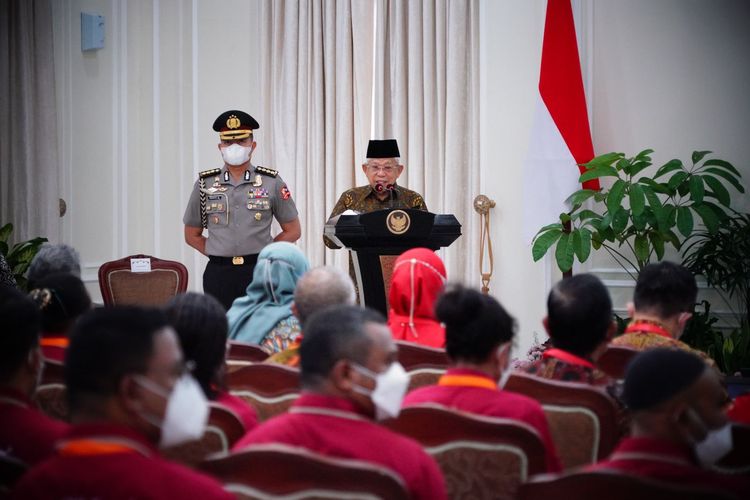 Wakil Presiden Ma'ruf Ma'ruf Amin memberikan ceramah kepada peserta program magang bagi ASN Papua di Istana Wakil Presiden, Jakarta, Rabu (16/11/2022).