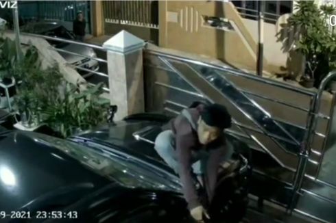 Video Viral Pencurian Spion Mobil di Tomang, Pelaku Lompat Pagar dan Panjat Kap Mobil