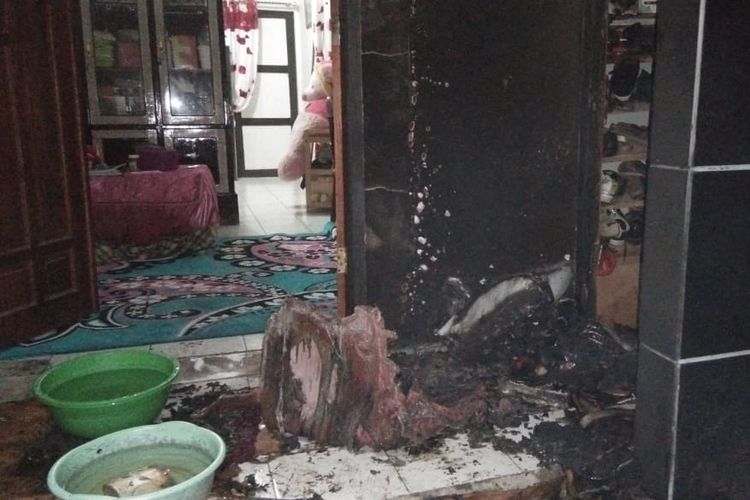 Kondisi teras rumah milik Bripka Hamsyar usai dilempari bom molotov oleh orang tak dikenal (OTK) Jumat, (14/6/2019) dini hari. 