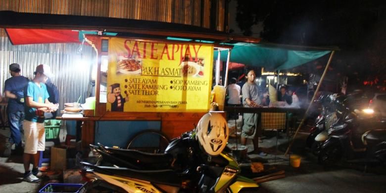 Gerobak sate Apjay yang asli sejak 1971. Kini banyak tiruan penjual sate yang mengatasnamakan Apjay di sekitar Jalan Panglima Polim.