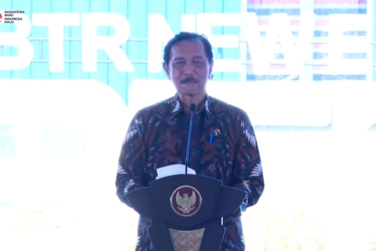 Menko Marves Luhut Binsar Pandjaitan saat memberikan sambutan pada peresmian Kawasan Ekonomi Khusus (KEK) pabrik bahan anoda baterai lithium PT Indonesia BTR New Energy Material di Kabupaten Kendal, Jawa Tengah pada Rabu (7/8/2024).