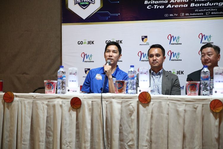 Vice President Satria Muda Pertamina Jakarta, Rony Gunawan (kiri), saat berbicara pada konferensi pers final IBL Pertamax 2018-2019, di Jakarta, Selasa (19/3/2019).