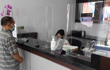 Seorang nasabah saat bertransaksi di gedung alternate site Kantor Wilayah BRI Malang, Rabu (8/7/2020).