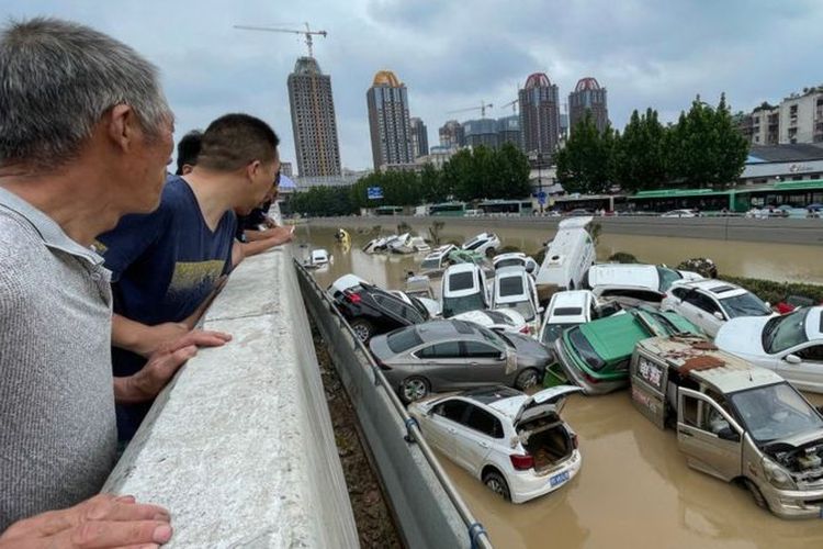 Jalan-jalan utama berubah menjadi sungai tatkala banjir melanda Kota Zhengzhou, China.