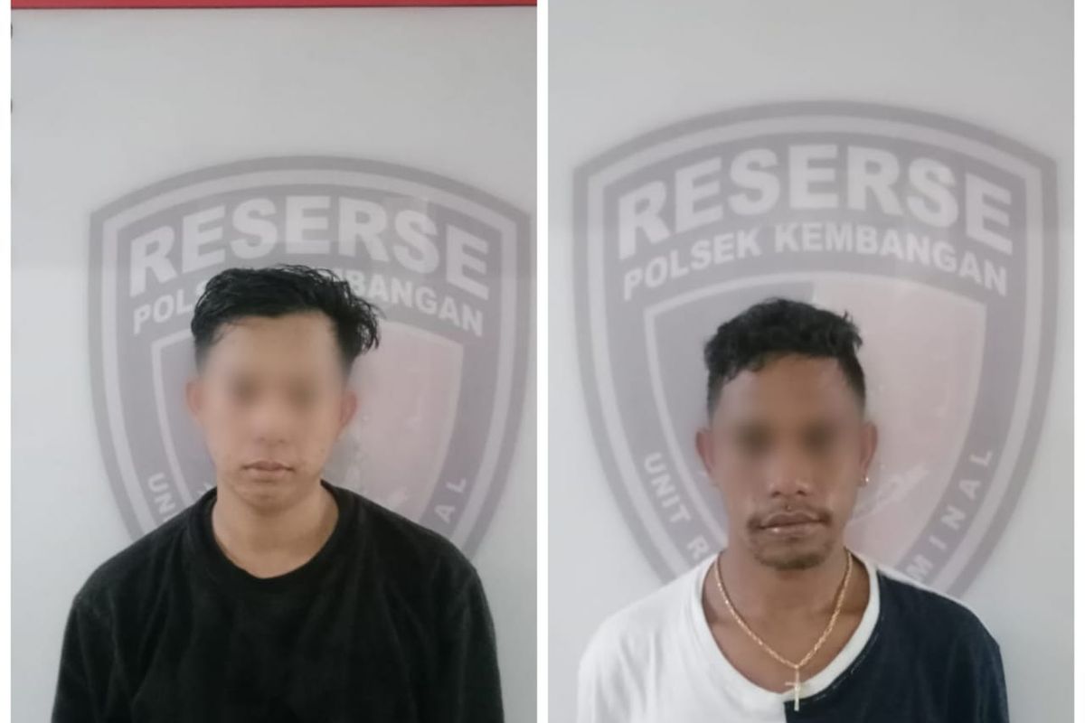 Dua dari empat pelaku penipuan berkedok debt collector berhasil diamankan oleh Polsek Kembangan Jakarta Barat, setelah sebelumnya berhasil memberhentikan pengendara sepeda motor di Jalan Kembangan Raya, Kembangan, Jakarta Barat, Sabtu (12/2/2022).