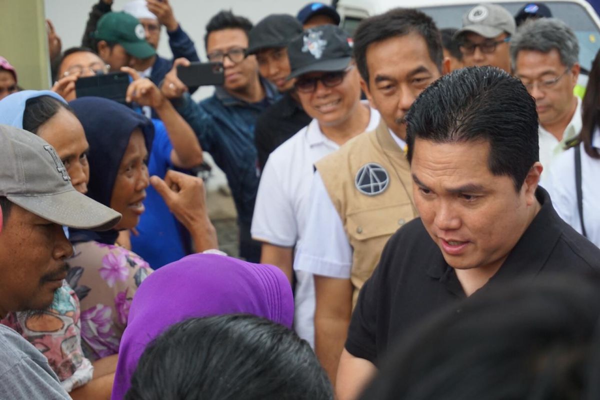 Menteri BUMN Erick Thohir (baju hitam) saat meninjau Posko Penanggulangan Bencana di Teluknaga Kabupaten Tangerang, Minggu (5/1/2020)
