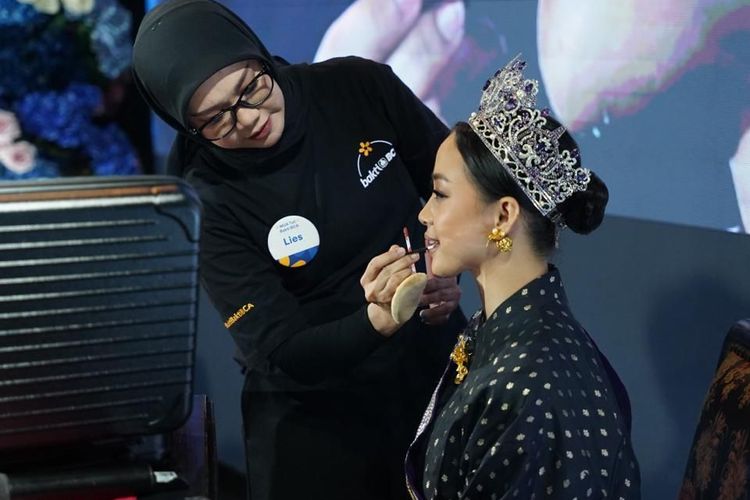 MUA Tuli Bakti BCA Lies Pandan Wangi (kiri) merias wajah Puteri Indonesia Kebudayaan 2025 Syafira Mardhiyah (kanan) dalam sesi Make Up Demo di Jakarta (3/12/2025).