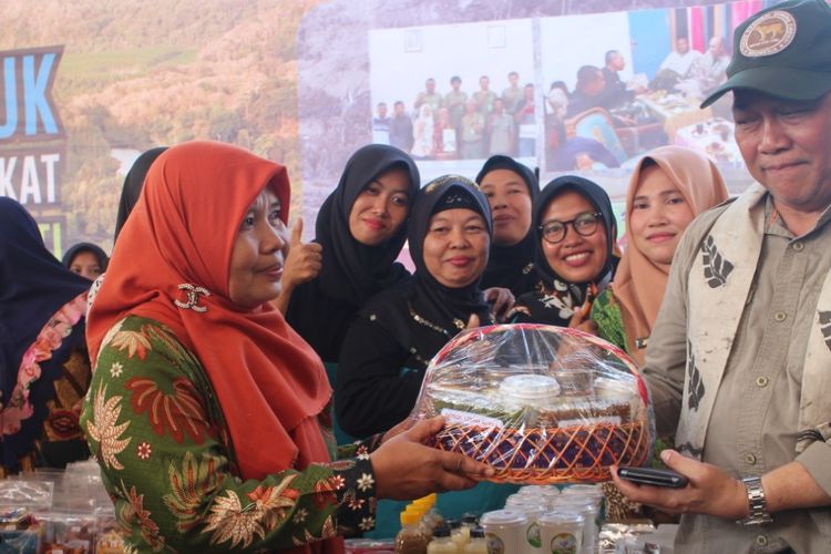 Wiratno, Dirjen KSDAE KLHK RI memberi apresiasi masyarakat yang memanfaatkan lahan konservasi menjadi lahan yang menghasilkan