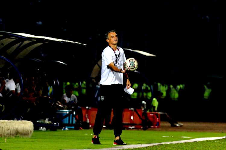 Pelatih Borneo FC Milomir Seslija saat pertandingan leg pertama Final Piala Presiden 2022 melawan Arema FC yang berakhir dengan skor 1-0 di Stadion Kanjuruhan Kepanjen, Kabupaten Malang, Kamis (14/7/2022) malam.