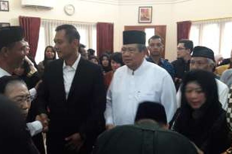 Suasana Presiden keenam RI Susilo Bambang Yudhoyono ditemani anak sulungnya Agus Harimurto Yudhoyono melayat almarhum mantan Ketum Partai Demokrat Hadi Utomo di bilangan Condet, Minggu (15/1/2017).