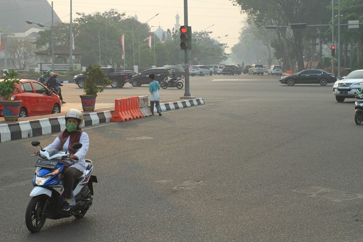 Kondisi kabut asap yang terjadi di Palembang, Sumatera Selatan, Selasa (10/9/2019). Asap biasanya mulai menebal ketika hari menjelang sore hingga malam.