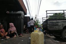Demi Minyak Curah, Warga Parkirkan Jeriken di Sepanjang Jalan Dr Cipto Semarang meski Toko Masih Tutup