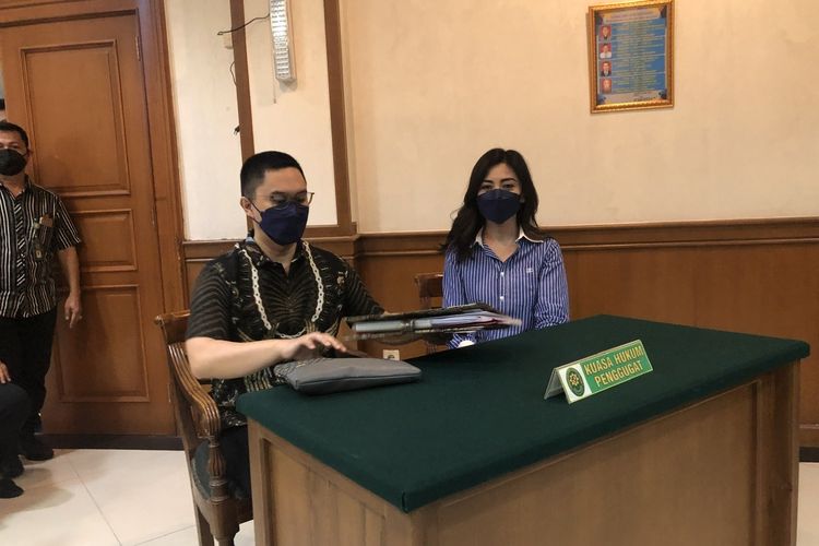 Dhena Devanka saat ditemui di ruang sidang Pengadilan Agama Jakarta Selatan, Kamis (30/9/2021). 