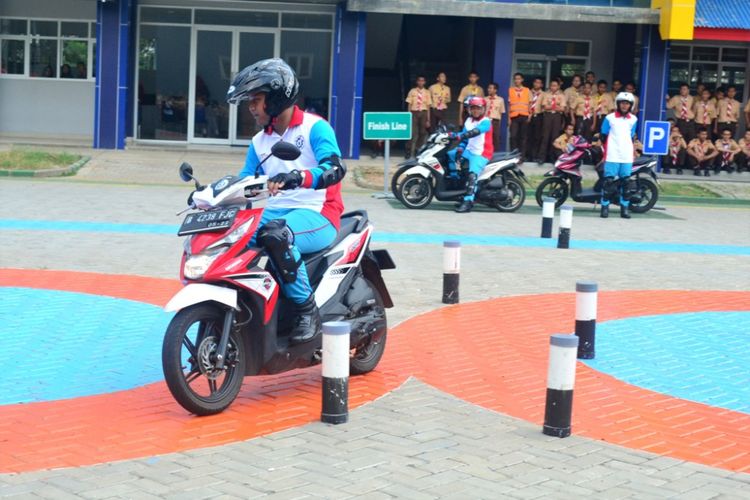 Duta Safety Riding melakukan praktik safety riding pada zona praktik di SMK Mitra Industri MM2100.